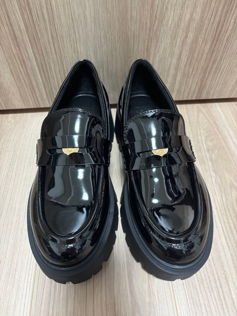 ZARA ブラックエナメル厚底ローファー