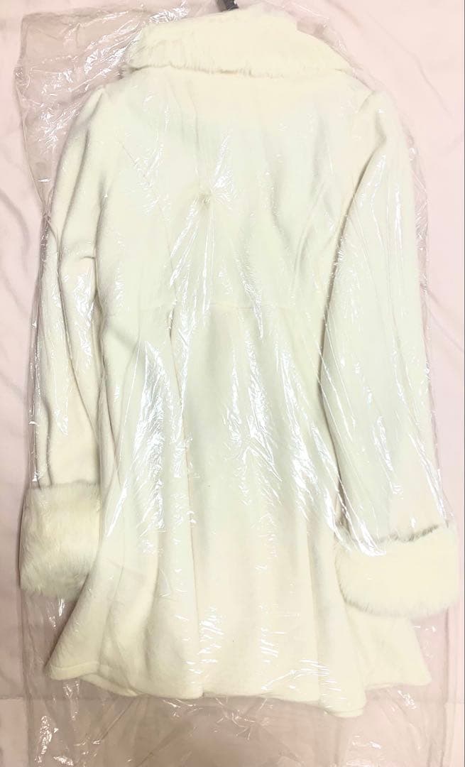 【新品未使用】ホワイト フリルファーコートベルト付き［ROJITA］