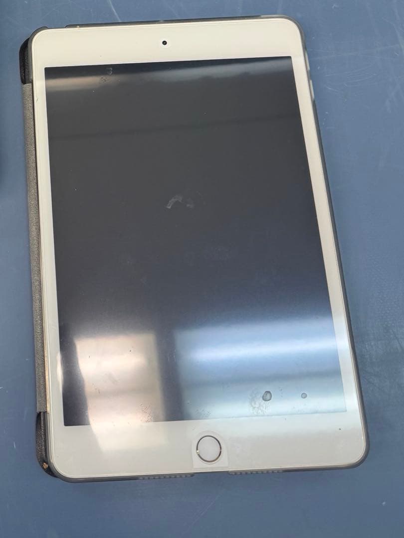 即日発送 iPad mini4 保護フィルム有り　カバー有り