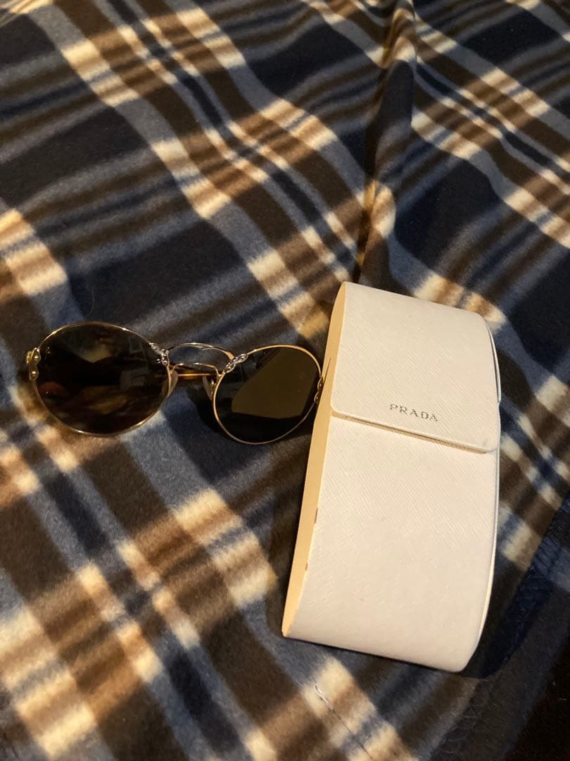 HYDE着 PRADA ラウンドサングラス ケース付き