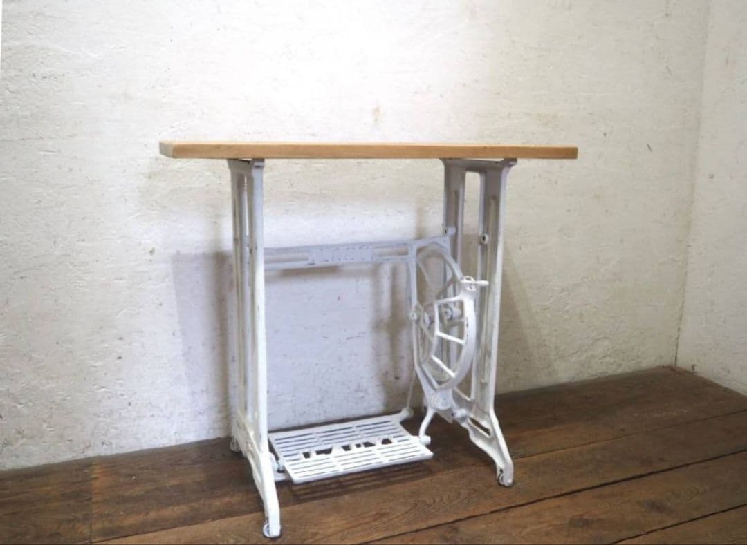1064 白ペンキのミシンテーブル　デスク　リメイク　古家具　レトロ　シャビー