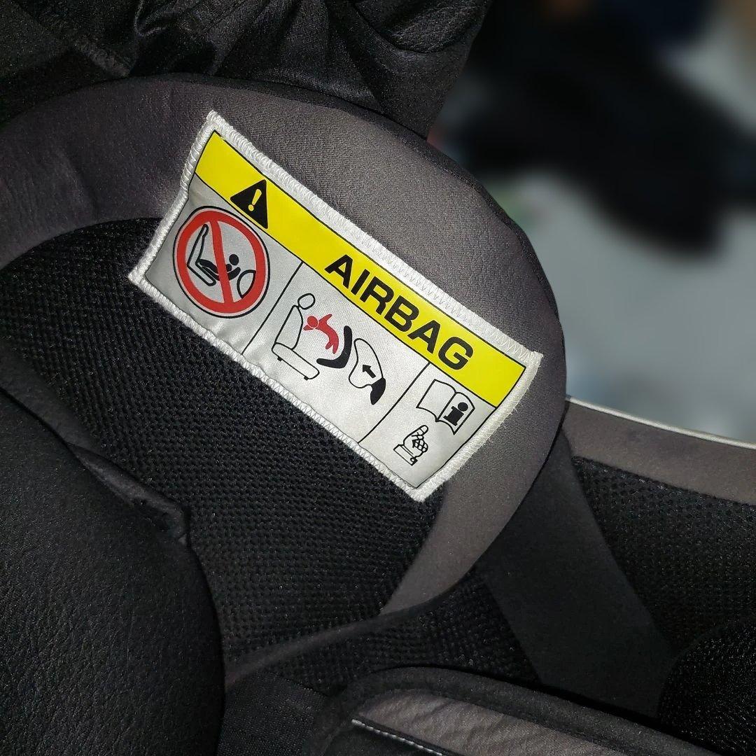 【極美品】コンビ　クルムーヴ シートベルト式　チャイルドシート