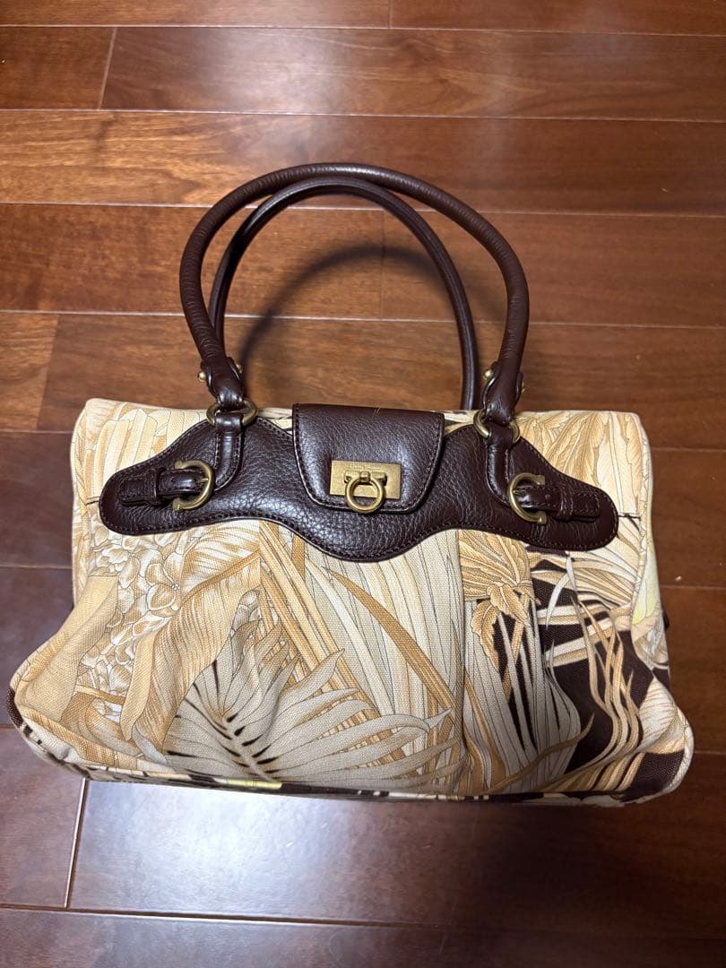 フェラガモ　葉柄ハンドバッグ