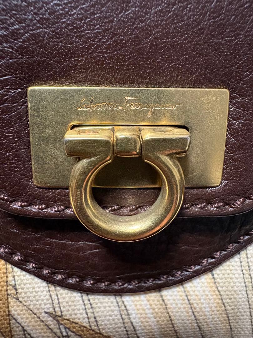 フェラガモ　葉柄ハンドバッグ