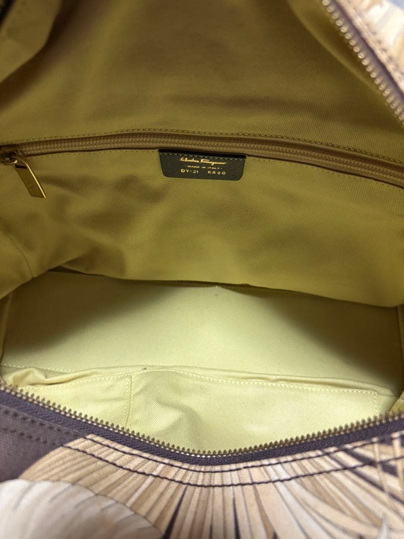 フェラガモ　葉柄ハンドバッグ