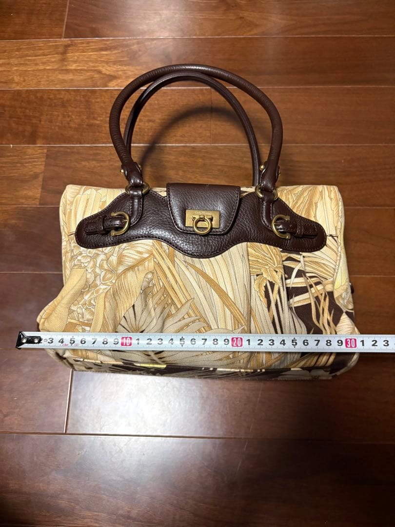 フェラガモ　葉柄ハンドバッグ