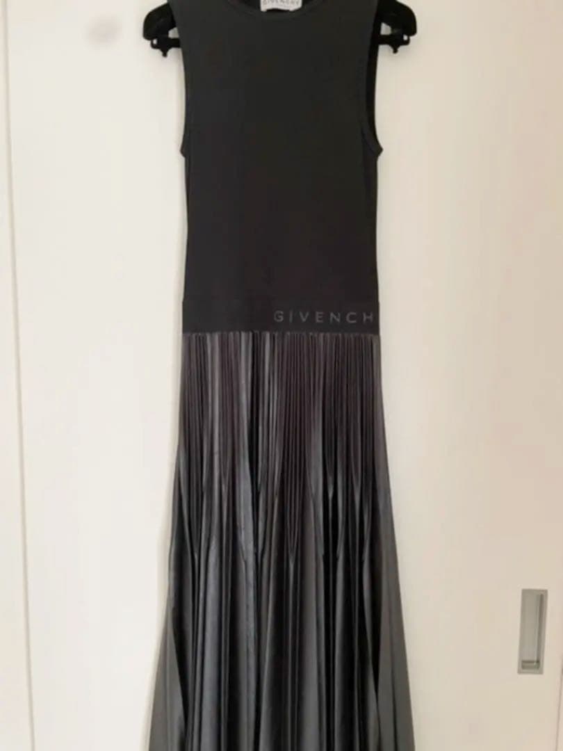 確実正規品　GIVENCHY ワンピース スーツカバー＆ ハンガー付 極美品