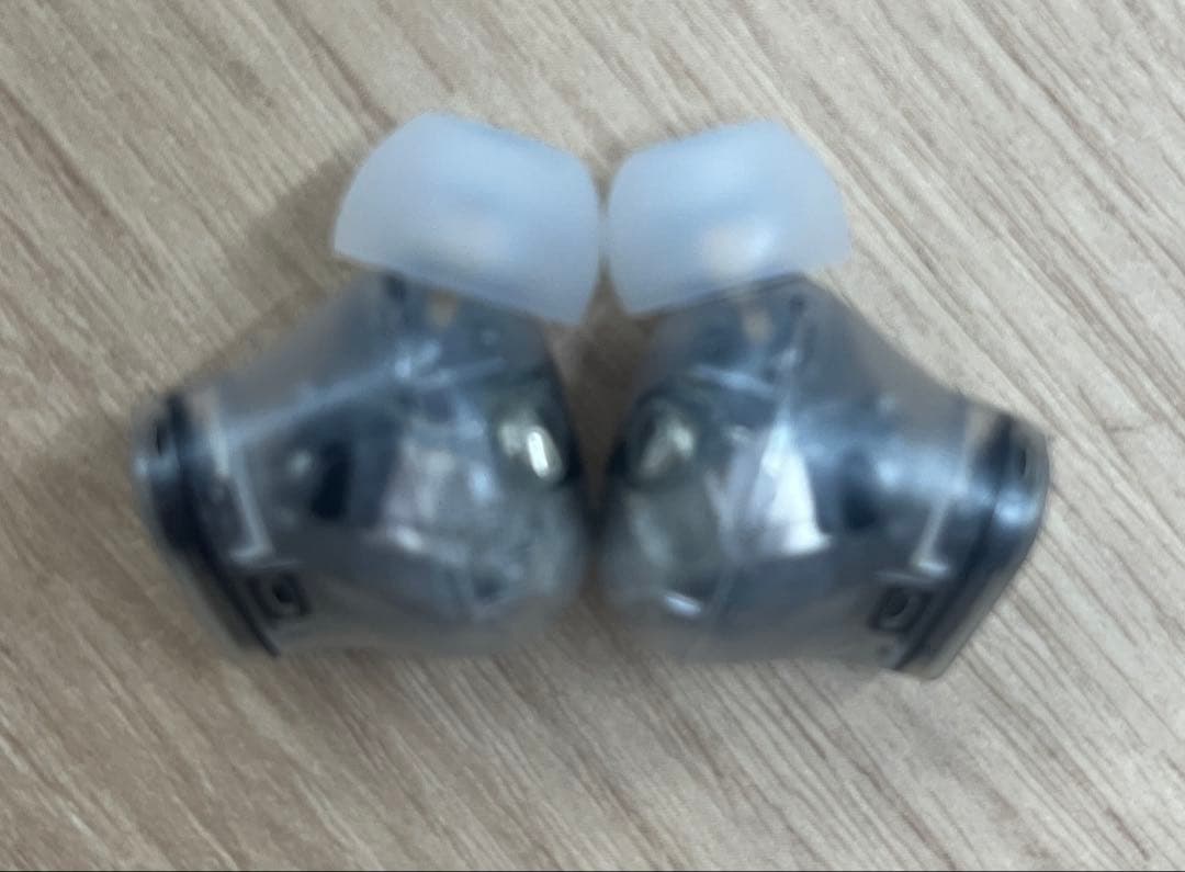 Beats Studio Buds + トランスペアレント　スケルトン