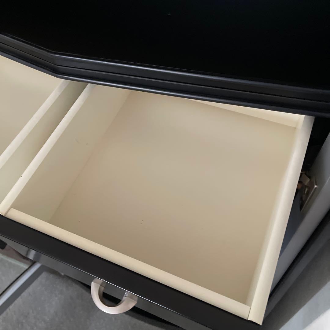 送料込み★飾り棚　ブラック×シルバー ガラス扉　日本製 本棚としてもOKです