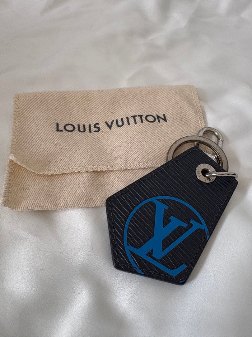 LOUIS VUITTON LVロゴ　レザーキーホルダー
