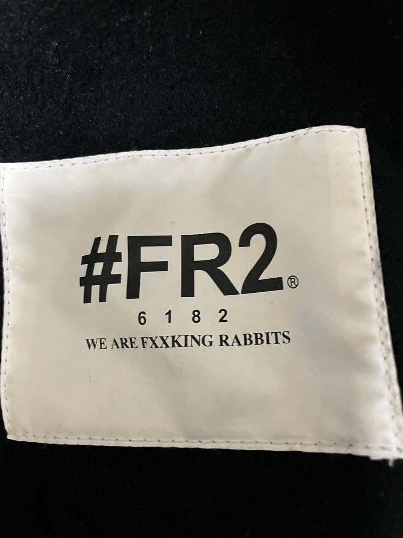 FR2 スタジャン 黒/白 ウサギ刺繍