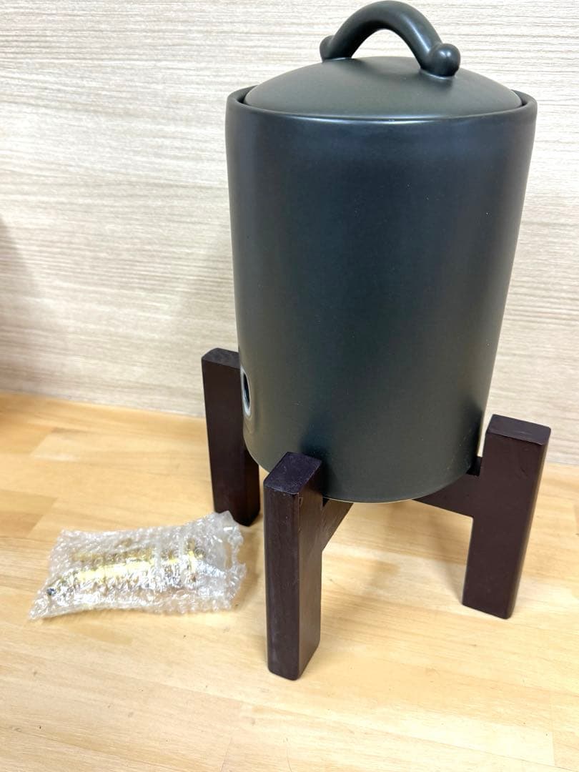 【未使用】遠赤外線 2L 焼酎サーバー　陶器製 木製台座・真鍮コック付き