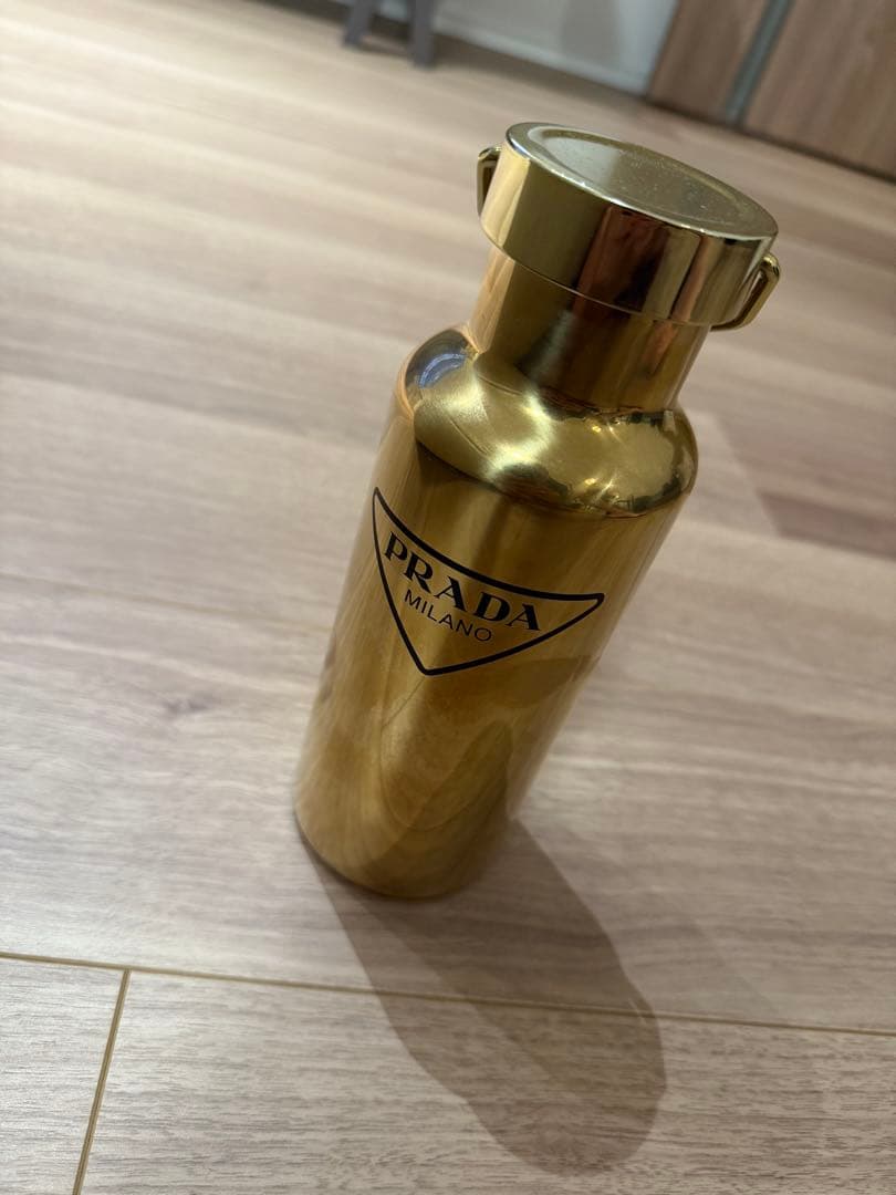 PRADA 水筒 ノベルティ