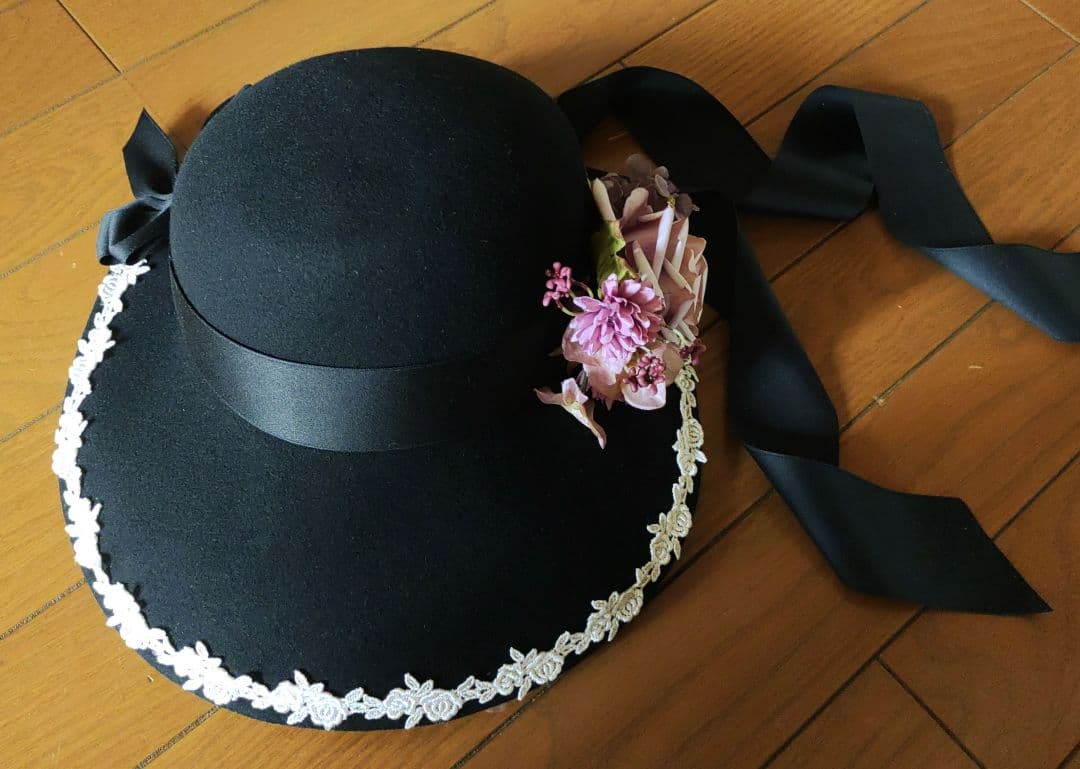 イノセントワールド　黒い花飾り付き広つばハット