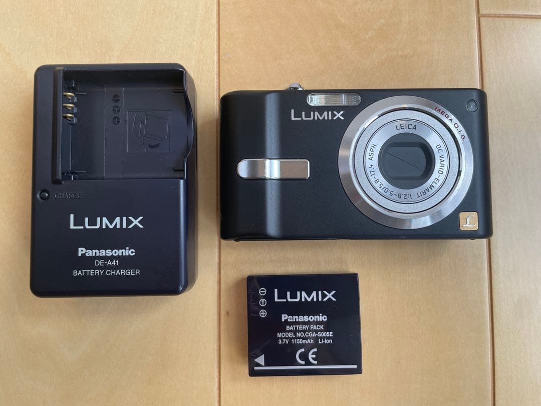 Panasonic DMC-FX12 デジタルカメラ 本体と充電器