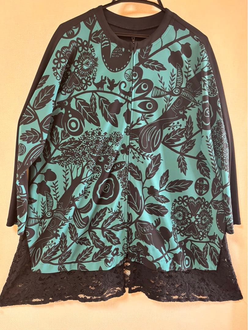 『美品』⭐️トクコプルミエヴォル⭐️黒地に木やお花鳥等柄裾レース豪華チュニック❣️