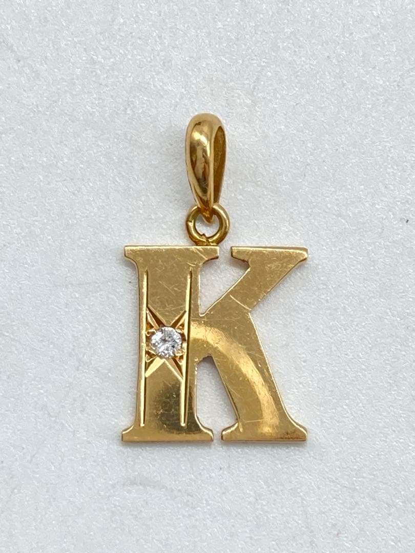 K18 イニシャル「K」ペンダントトップ メレダイヤ入り1g／一粒ダイヤモンド