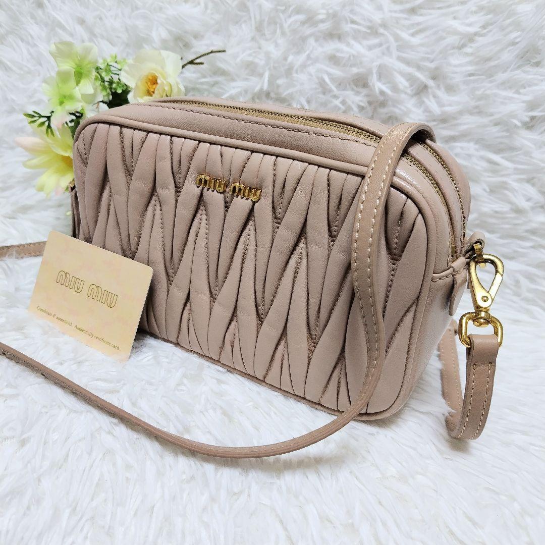 レア美品✨ミュウミュウ◇ショルダーカメラバッグ　マテラッセくすみピンクベージュ