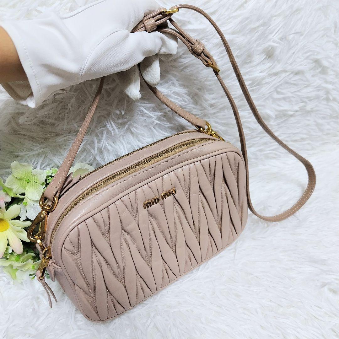 レア美品✨ミュウミュウ◇ショルダーカメラバッグ　マテラッセくすみピンクベージュ