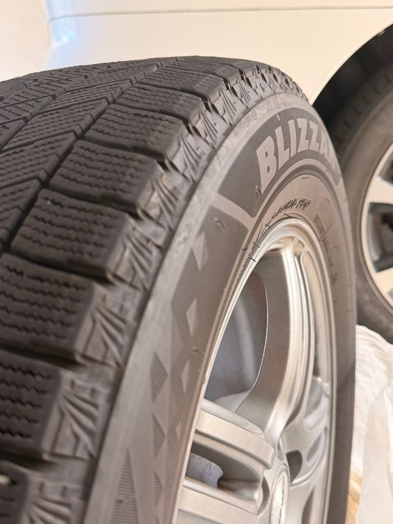 値下げ‼︎スタッドレス4本ホイル付きブリヂストン VRX3 16インチブリザック