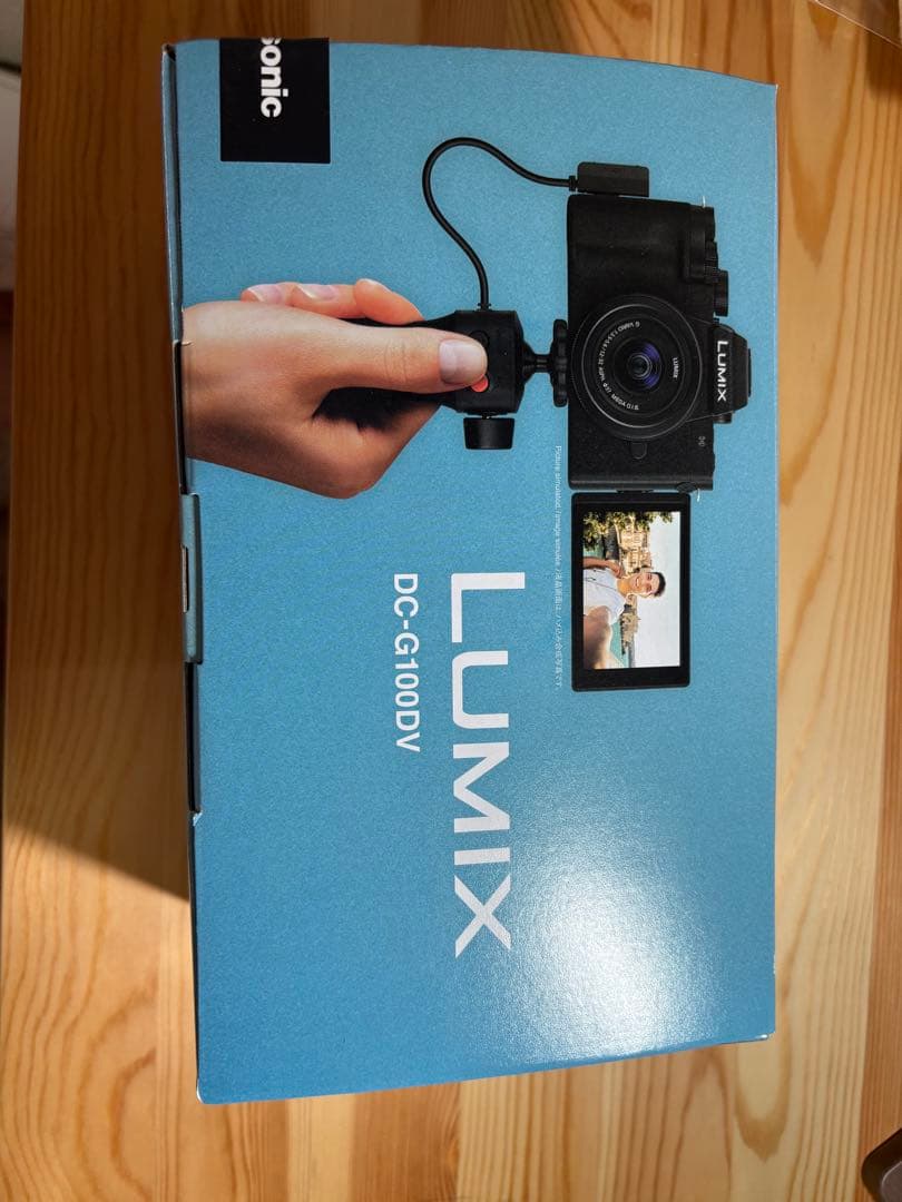 LUMIX DC-G100D ミラーレスカメラ 本体　トライポッドグリップ付き