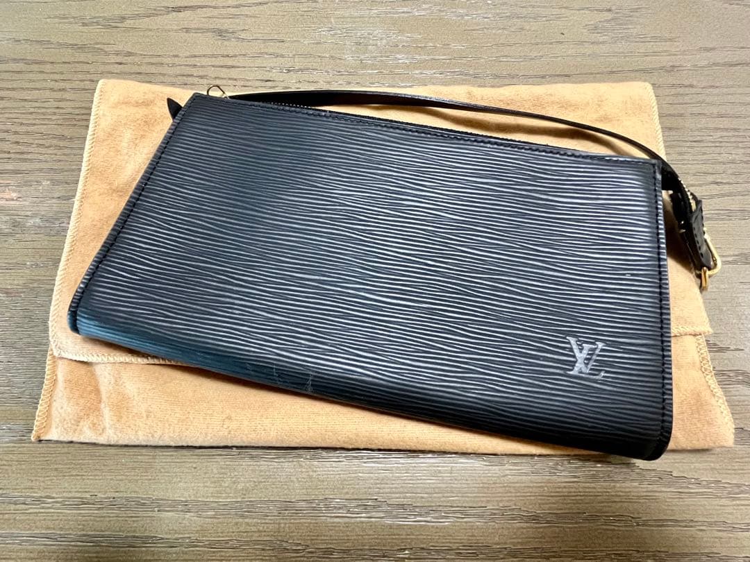 LOUIS VUITTON エピ ポシェット 黒
