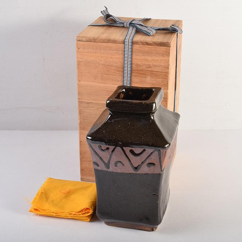 いしちゃん　濱田庄司作　益子焼　鉄釉　四方花生　共布共箱　M　R8832B