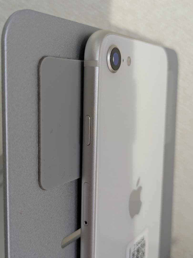 iPhone SE 第3世代 128GB スターライト SIMフリー 82%