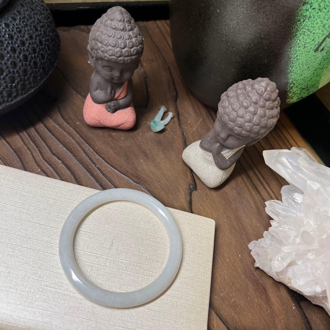 本翡翠、キメが細かい純白丸型バングル　〜57