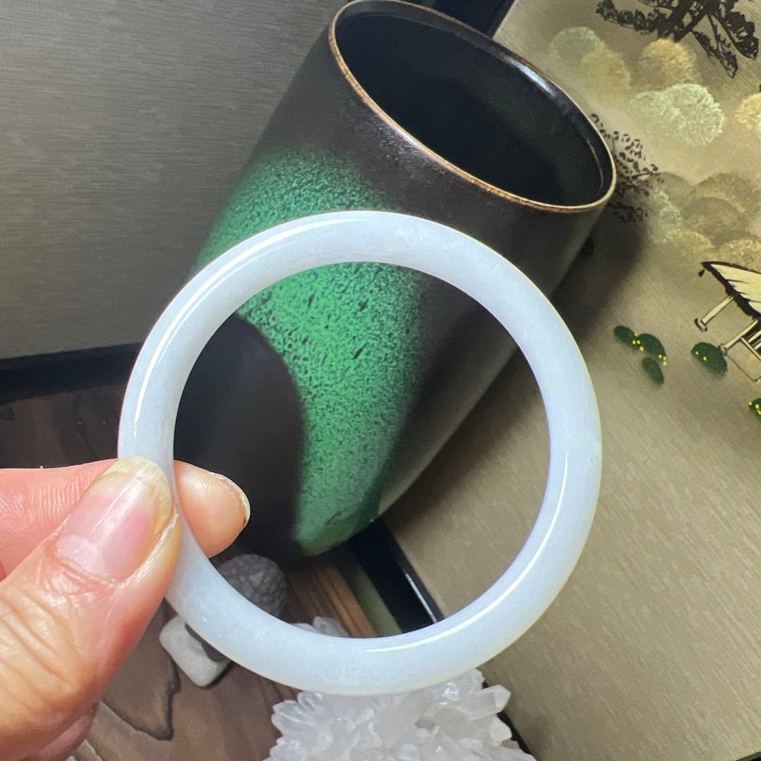 本翡翠、キメが細かい純白丸型バングル　〜57