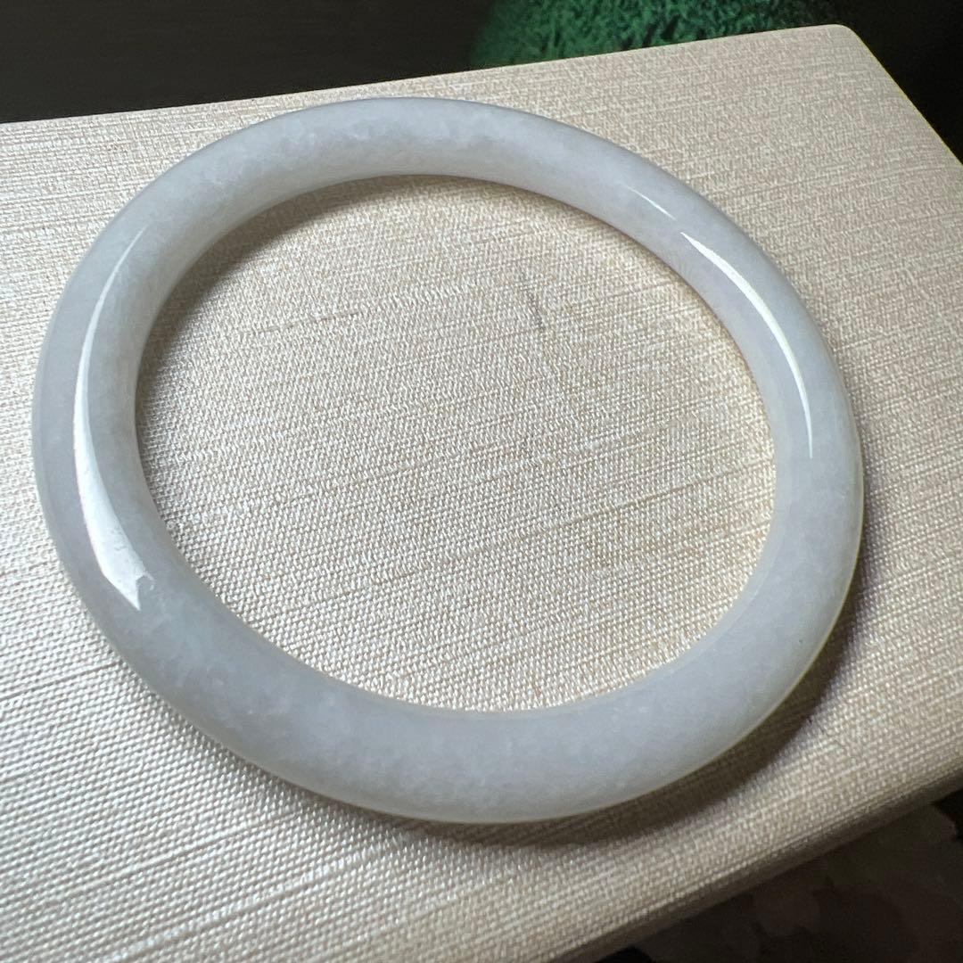 本翡翠、キメが細かい純白丸型バングル　〜57