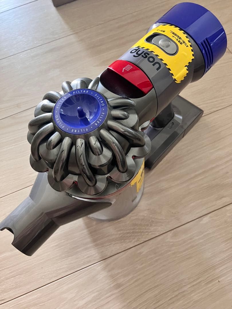 Dyson SV10 v8 fluffy extra 本体とアタッチメント