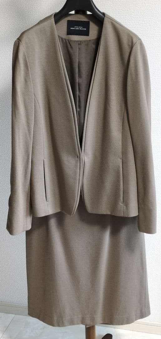 グリーンレーベルリラクシング　ベージュスカートスーツ