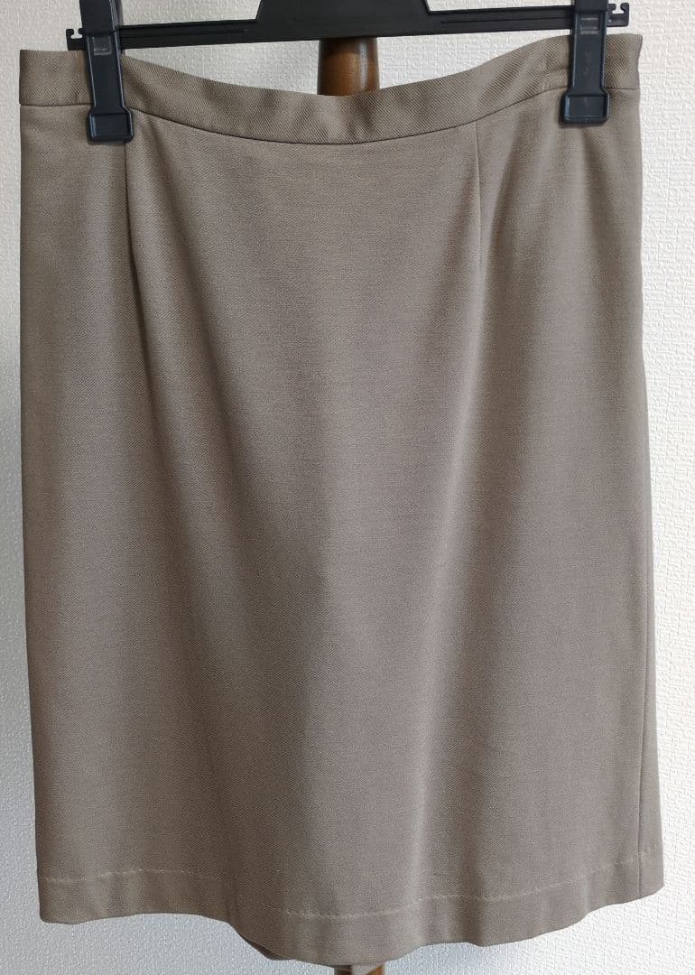グリーンレーベルリラクシング　ベージュスカートスーツ