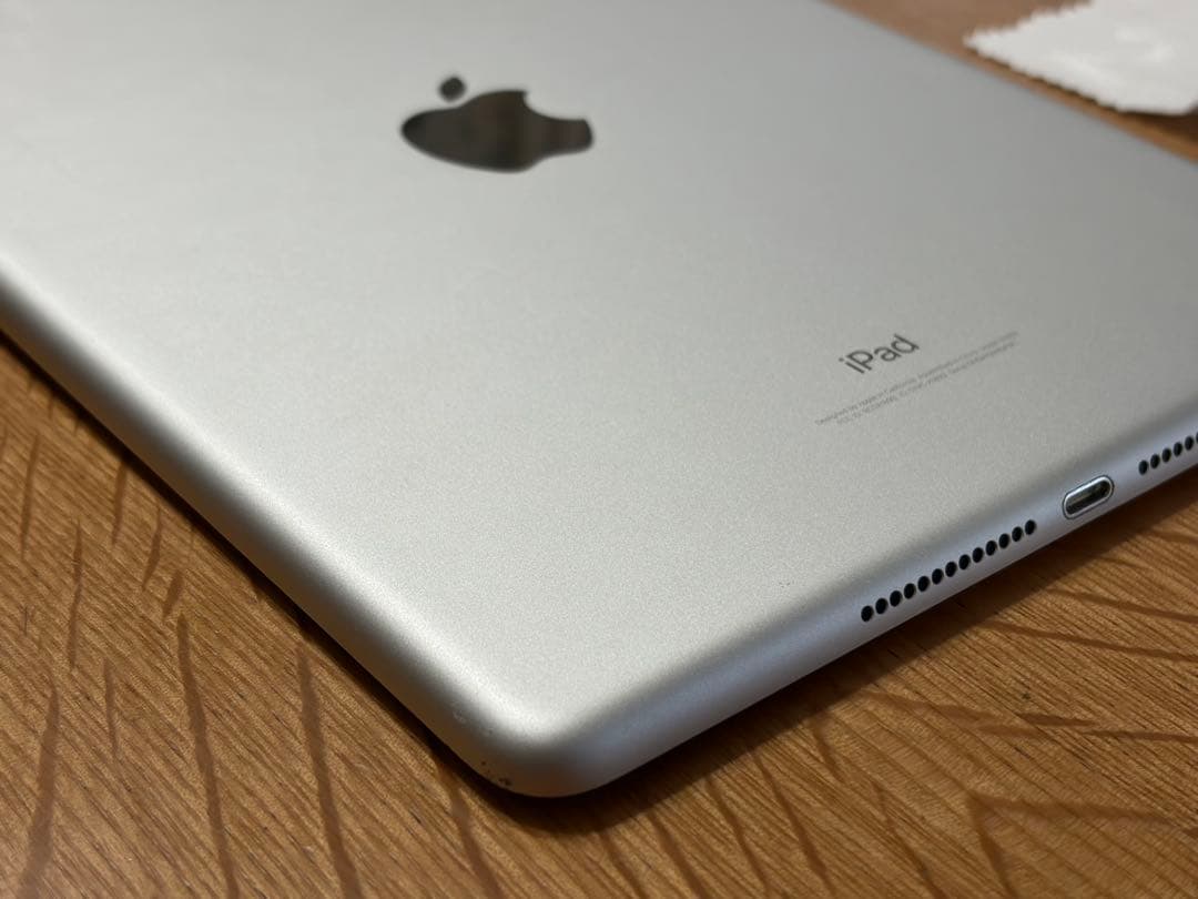 Apple iPad A1893 シルバー