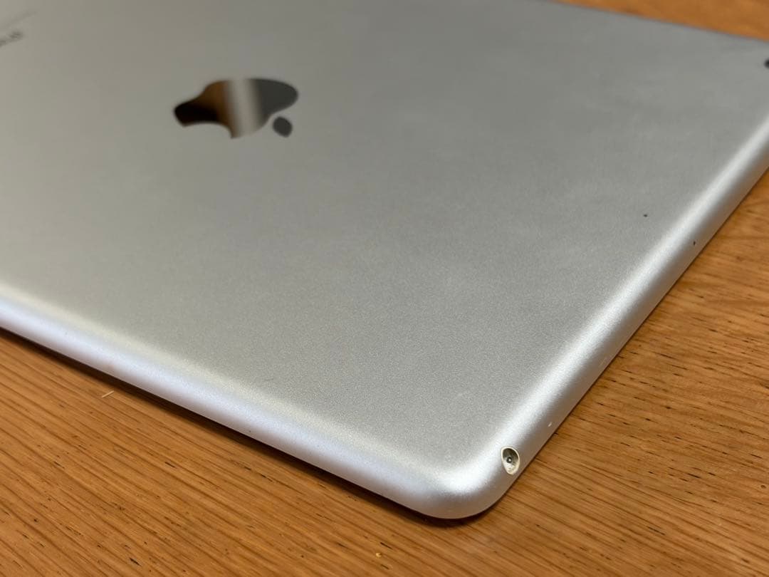 Apple iPad A1893 シルバー