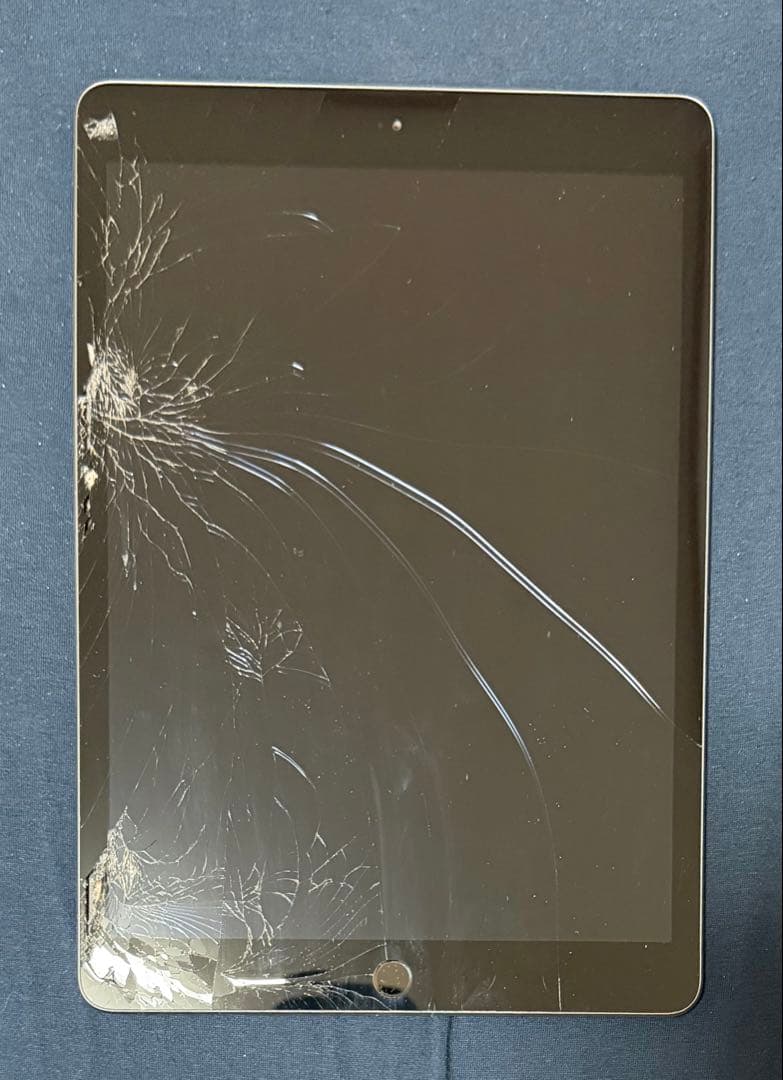 iPad 第8世代　スペースグレイ　画面ひび割れあり