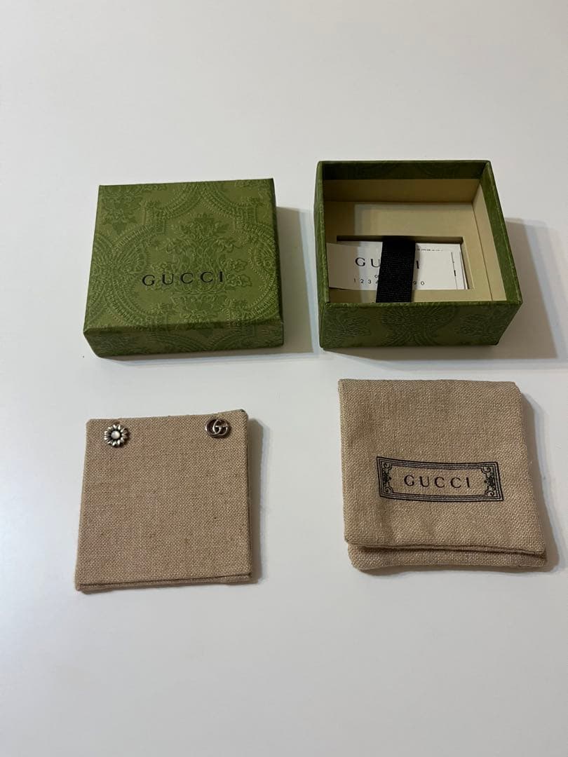 GUCCI シルバーピアス 花モチーフ GGロゴ　グッチ