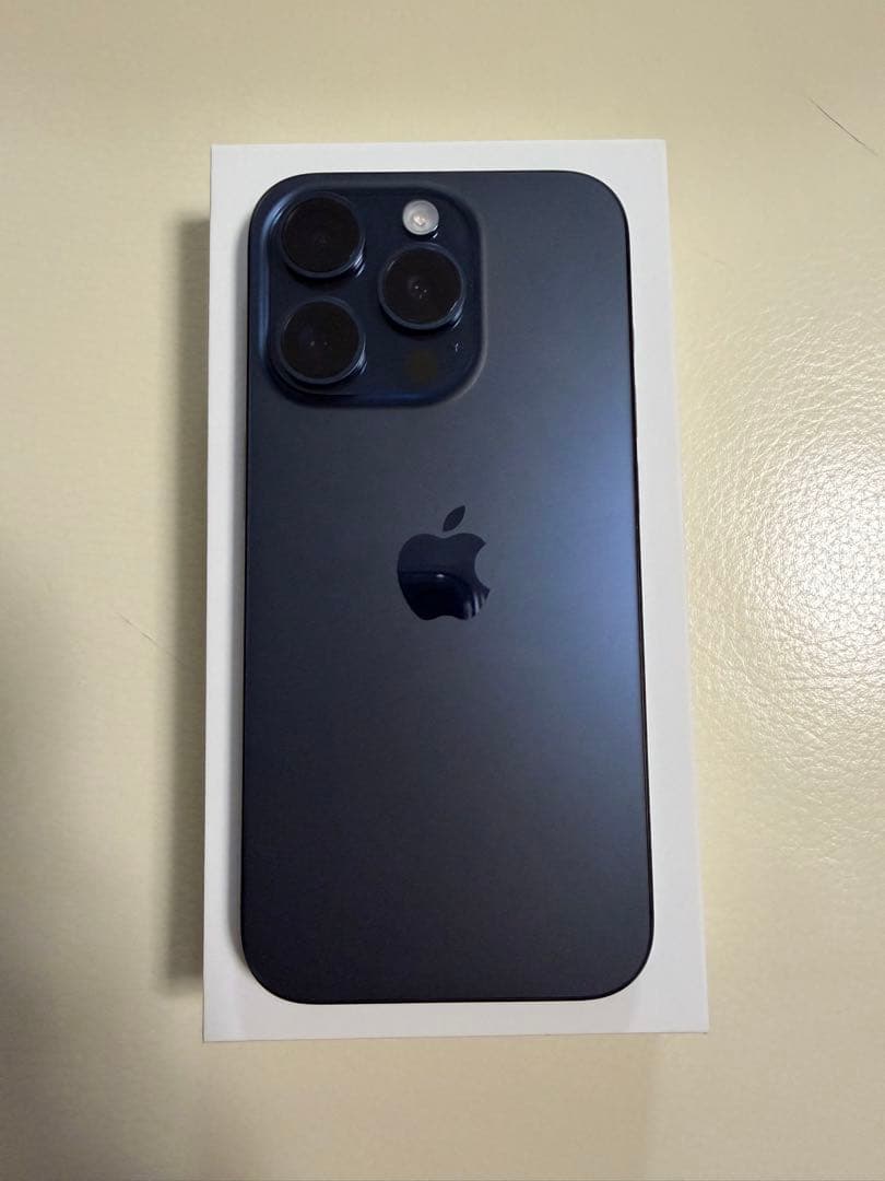 Apple iPhone 15 Pro ブルーチタニウム　電波時計