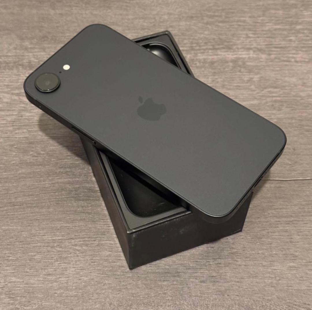 未使用に近い　iPhone 16e｜送料無料｜SIMフリー バッテリー100％