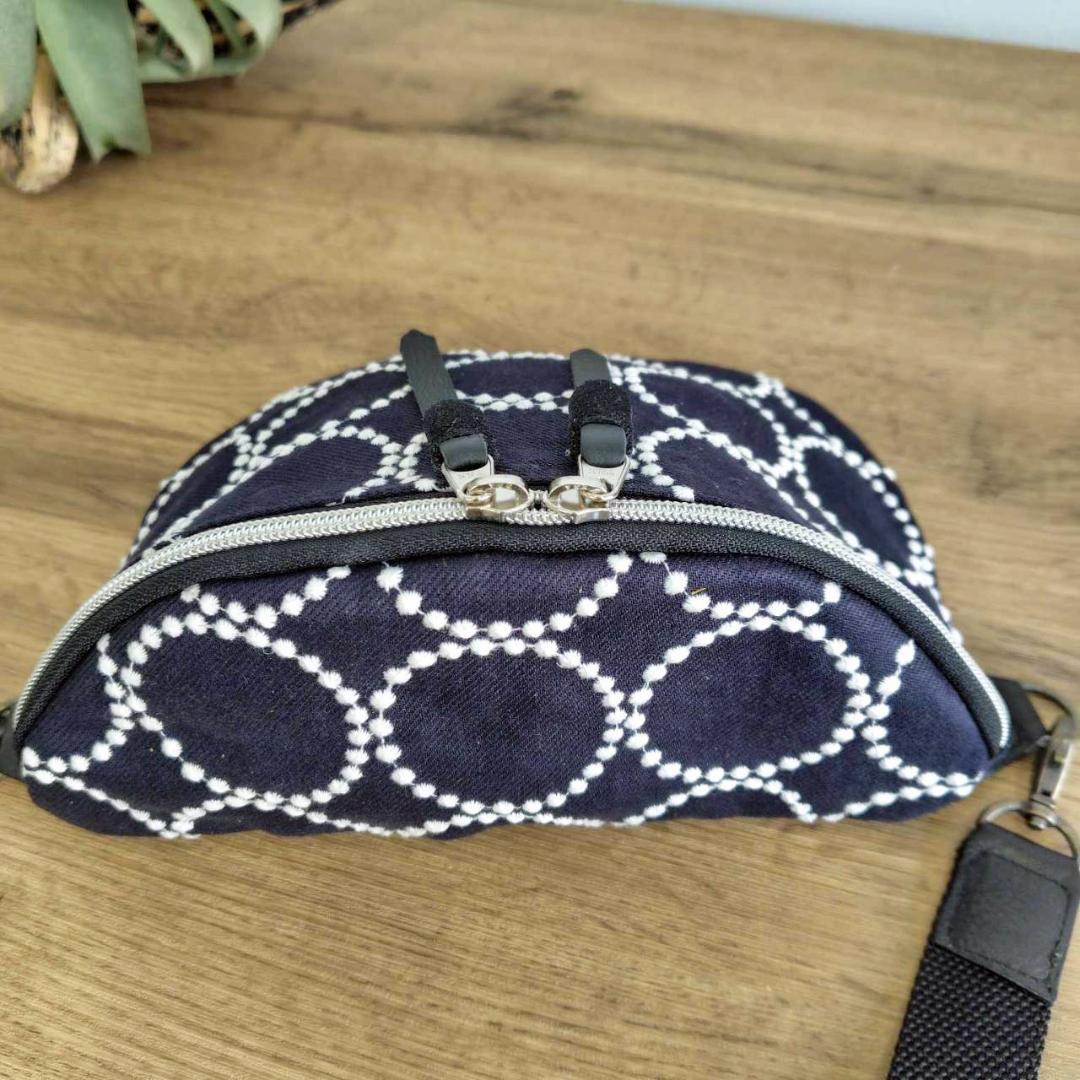 ミナペルホネン/tambourine タンバリンネイビー×白/ボディーバッグ黒