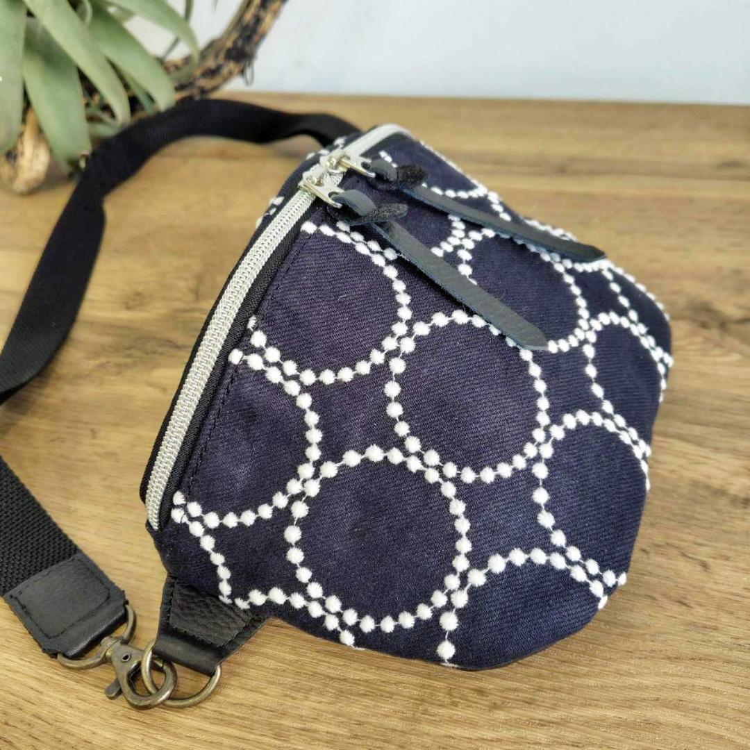 ミナペルホネン/tambourine タンバリンネイビー×白/ボディーバッグ黒