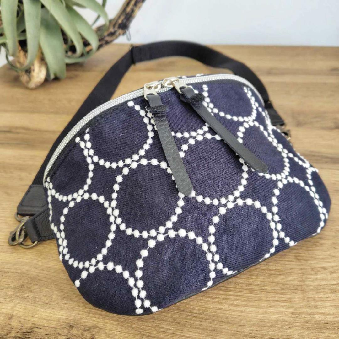 ミナペルホネン/tambourine タンバリンネイビー×白/ボディーバッグ黒