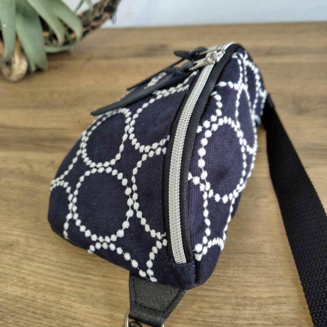 ミナペルホネン/tambourine タンバリンネイビー×白/ボディーバッグ黒