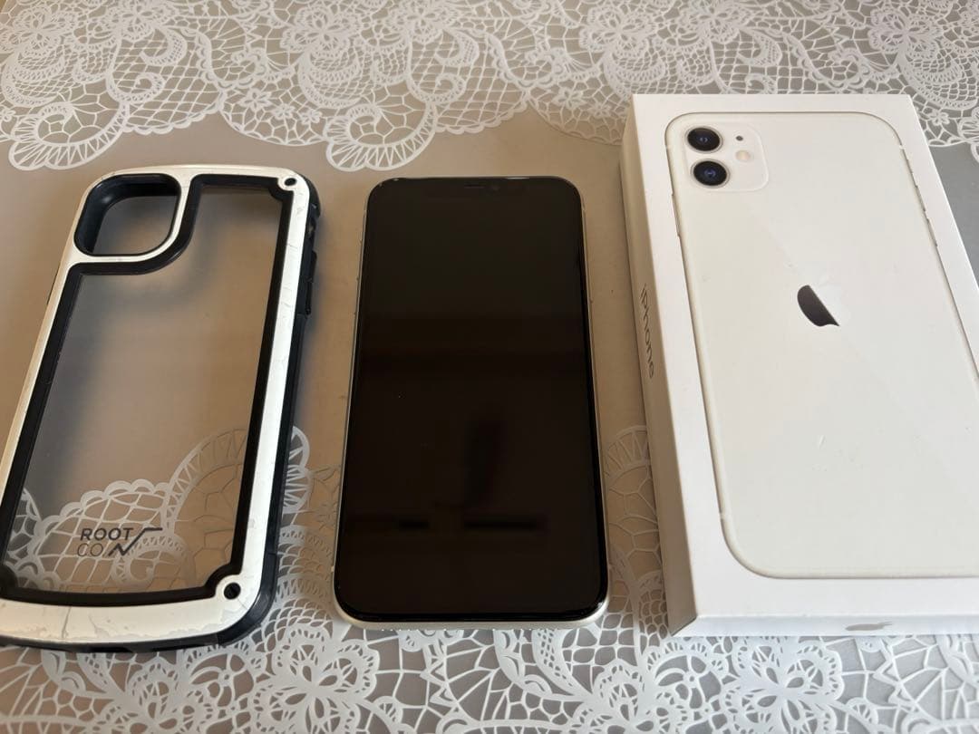 Apple iPhone 11ホワイト本体(ROOT COのスマホケース付き)