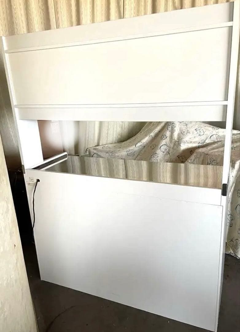 ホワイト木製キッチンカウンター 左右ガラス棚付き