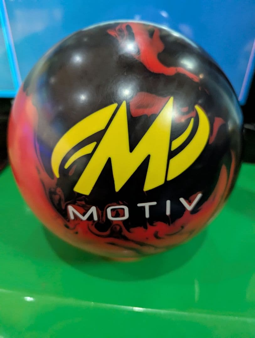 【最終値下げ】リーサルベノム　VENOM ボウリングボール 赤・黒　15ポンド