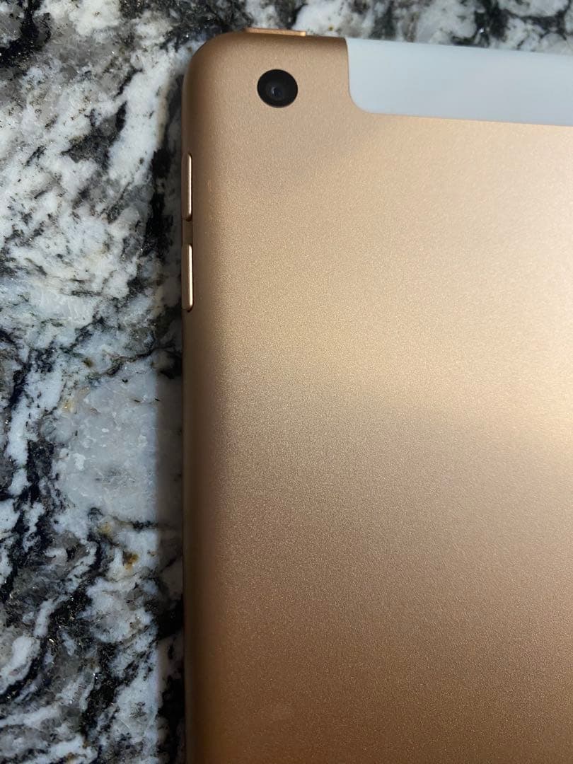 Apple iPad 第7世代（32GB・Wi-Fi+Cellularゴールド）