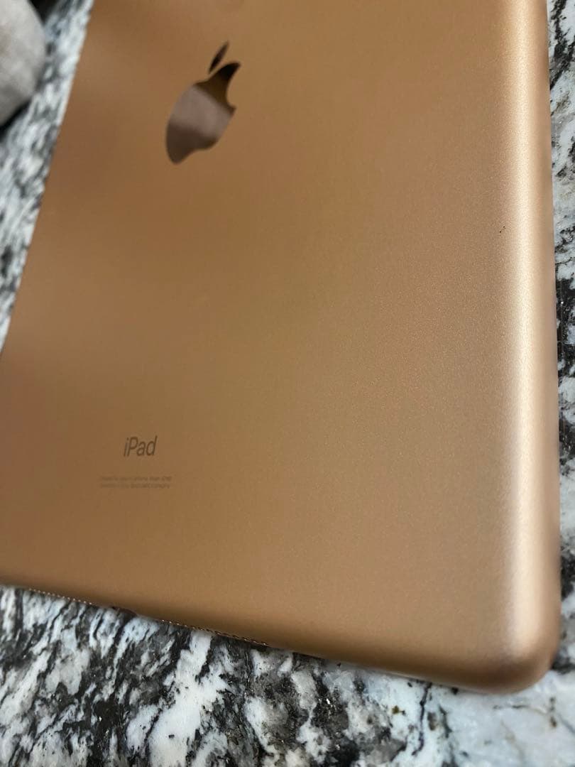Apple iPad 第7世代（32GB・Wi-Fi+Cellularゴールド）