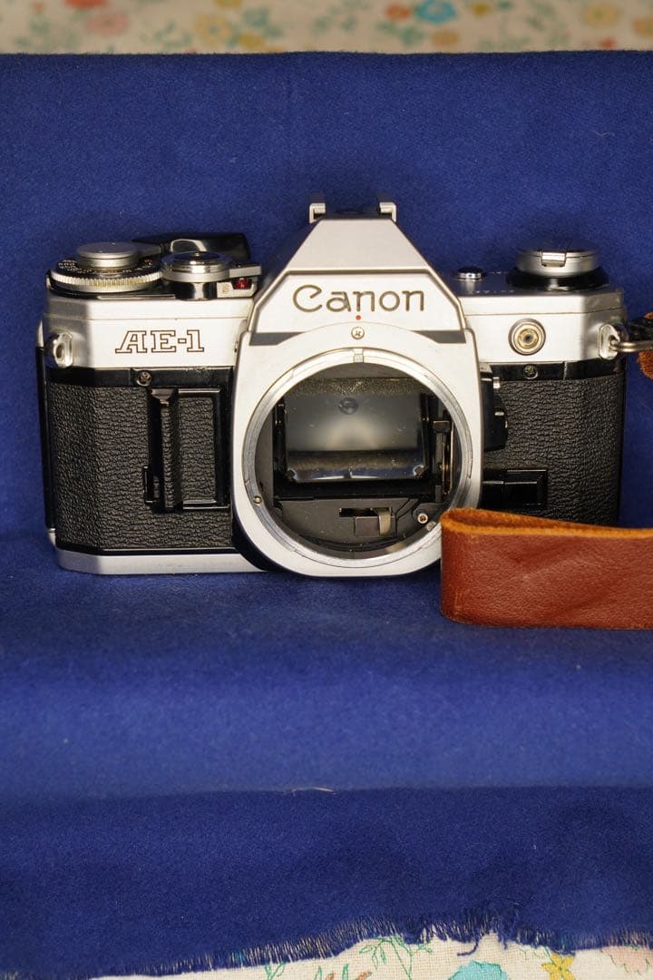 Canon AE-1 ￼ボディとストラップのみ